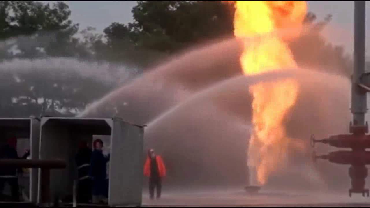 消防車(chē)上消防水炮噴水滅火